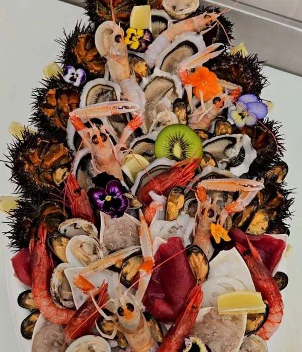 Plateau di cruditè con ostriche, gamberi rossi e agrumi