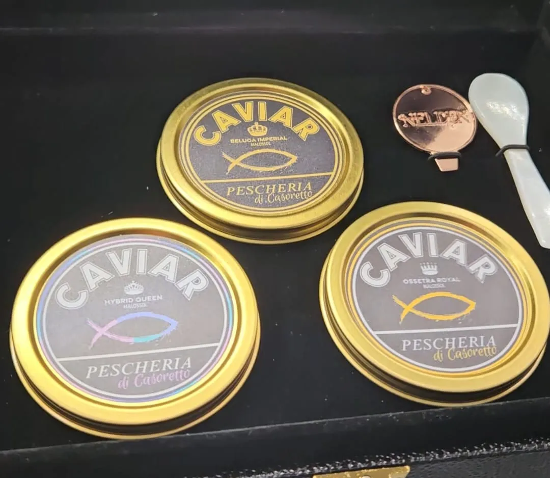 Tre latte di caviale a marchio Pescheria di Casoretto: Beluga Imperial, Hybrid Queen e Ossetra Royal, con cucchiaino in madreperla