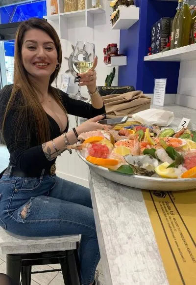Degustazione di cruditè accompagnata da un calice di vino, in pescheria