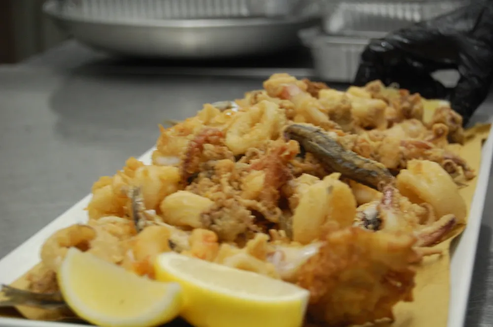 Fritto misto espresso con calamari, gamberi e alici, appena preparato