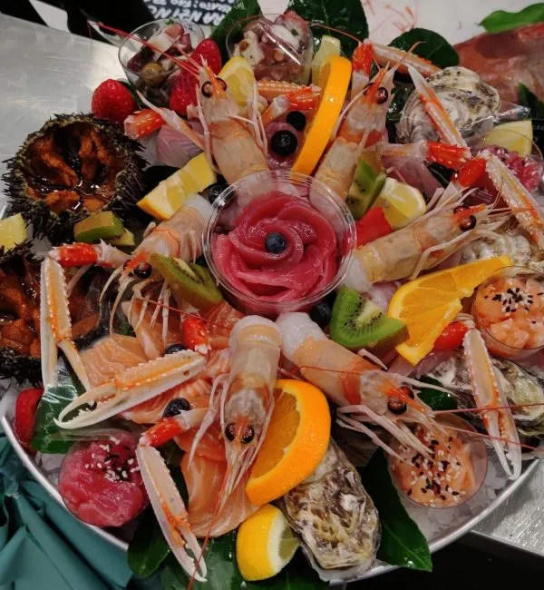 Plateau royal con scampi, gamberi, ricci di mare, tartare di tonno e ostriche