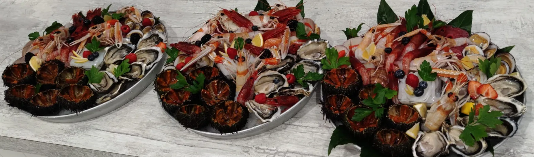 Tre plateau royal di cruditè con ricci di mare, ostriche, scampi e gamberi rossi