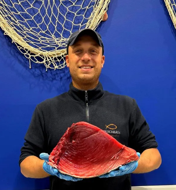 Trancio di tonno rosso mostrato dal titolare della pescheria