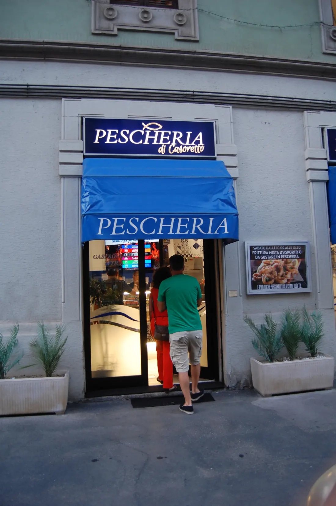 L'ingresso della Pescheria di Casoretto visto dalla strada